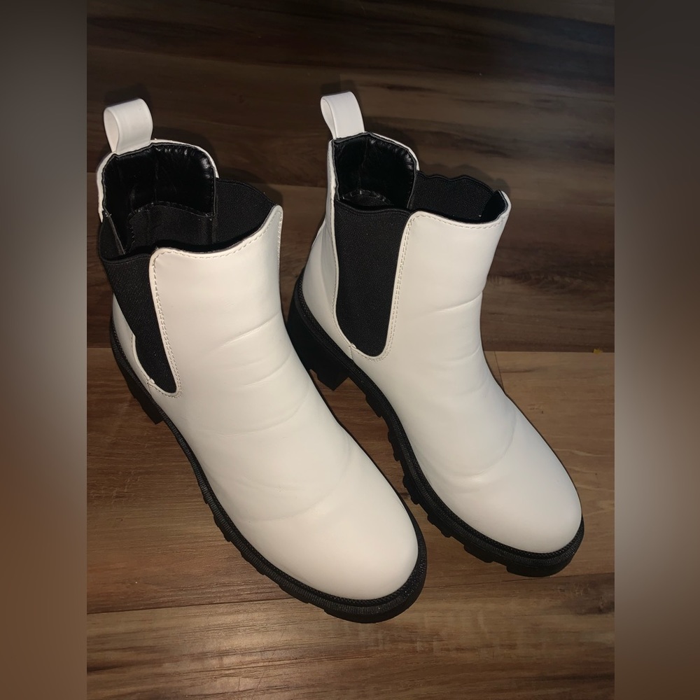 Size- 9. Color- white & black. Brand- H&M.